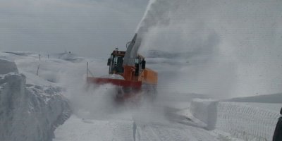 2600 rakımda karla mücadele çalışması