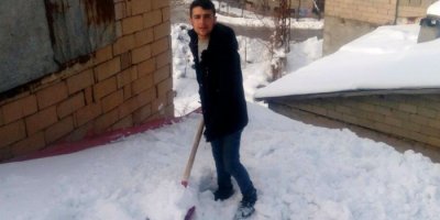 Hakkari'de çatılar kardan temizlendi