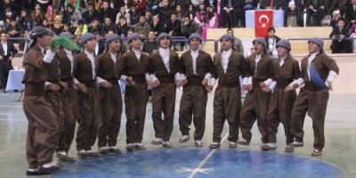 Hakkari’de halk oyunları heyecanı