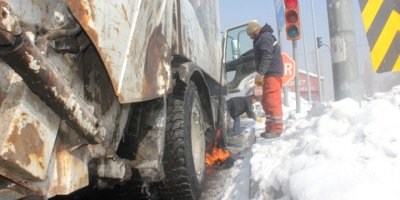 Kırmızı ışıkta durdu, yakıt deposu dondu
