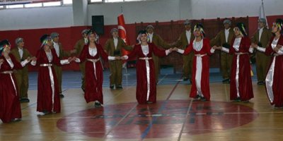 Hakkari’de halk oyunları yarışması yapıldı