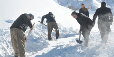 Derecik Beldesi’nde araçlar mahsur kaldı