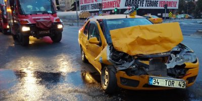 Taksi tur otobüsüne çarptı