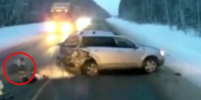 Araçtan fırlayan bebek son anda kurtuldu