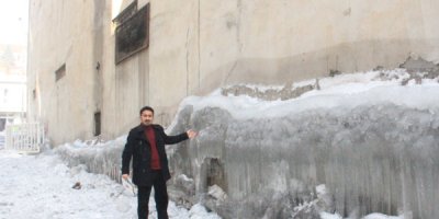 Hakkari’de binaların duvarları buz tuttu