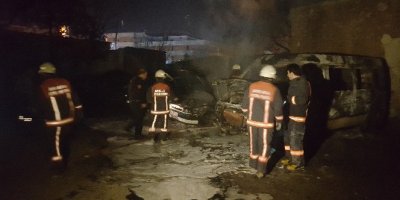 Park halindeki 4 araç yandı