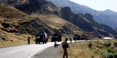 Askeri aracın geçişi sırasında patlama