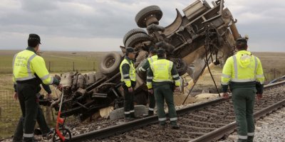 Kamyon yolcu trenine çarptı: 10 yaralı