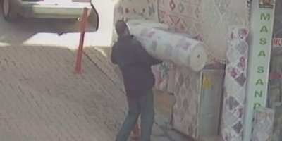 Halıyı önce okşadı, sonra çaldı