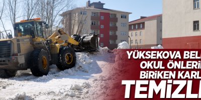 Okul önlerinde biriken karlar temizlendi