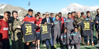 Vali Toprak futbolcuların antrenmanlarını izledi