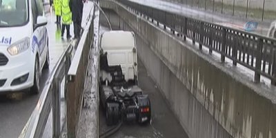 Kontrolden çıkan tır dereye uçtu