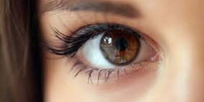 Bayanlar göz makyajına dikkat