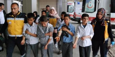 26 öğrenci doğum günü pastasından zehirlendi