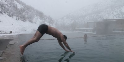 Kışın kaplıcada yüzme keyfi