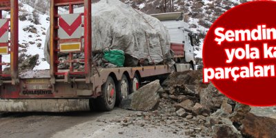 Şemdinli’de yola kaya parçaları düştü