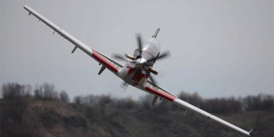 Eğitim uçağı piste inerken düştü