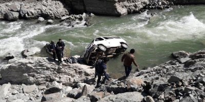 Minibüs ırmağa uçtu: 1 ölü, 2 yaralı