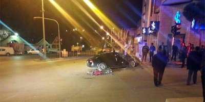 Motosiklet otomobille çarpıştı: 2 ölü
