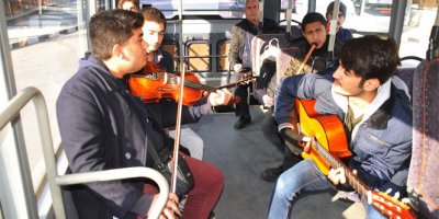 Halk otobüsünde sazlı sözlü yolculuk