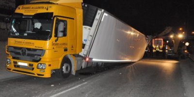 Tır yan yattı, İstanbul yönü trafiğe kapandı