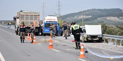 Otomobilden yola savruldu, tırın altında can verdi