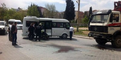 Öğrenci servisi beton pompasıyla çarpıştı