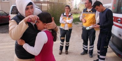Balkon demirinde asılı kaldı