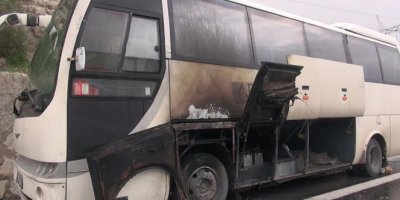 Taraftar taşıyan midibüs alev aldı