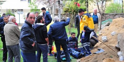 Göçük altında kalan Iraklı işçiyi itfaiye kurtardı