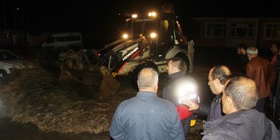 Bingöl’de sel: Araçlar zarar gördü, köprü çöktü