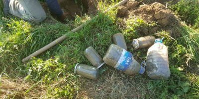 Evin bahçesinden gömülü halde 5 kilo esrar çıktı