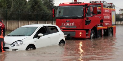 Sağanak etkili oldu, bazı araçlar mahsur kaldı