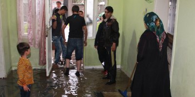Sağanak yağış nedeniyle birçok evi su bastı