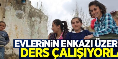 Evlerinin enkazı üzerinde ders çalışıyorlar