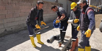 Yüksekova'da kırılan aspes boru için ekipler çalışma başlattı