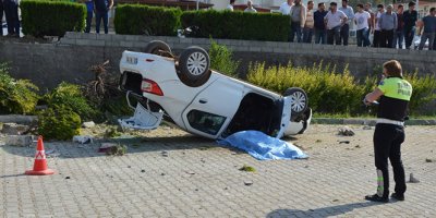 Tur minibüsüyle otomobil çarpıştı: 1 ölü, 4 yaralı