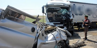 Şeritten çıkan kamyonet tıra çarptı: 1 ölü, 1 yaralı