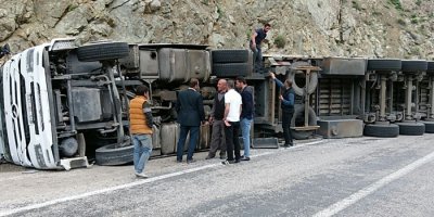 Yüksekova yolunda tır devrildi: 1 yaralı
