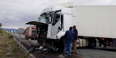 Trafik kazası; 2 ölü, 3 yaralı