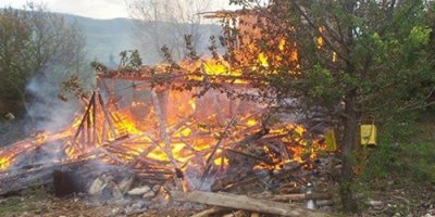 Alevlerin arasında kalan yaşlı adam hayatını kaybetti