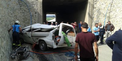 Otomobille çarpışan minibüs köprüden uçtu: 1 ölü, 1 yaralı