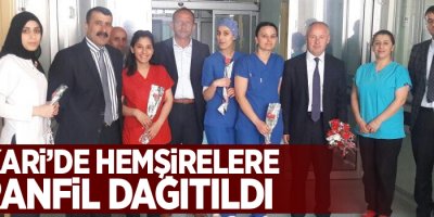 Hakkari’de hemşirelere karanfil dağıtıldı