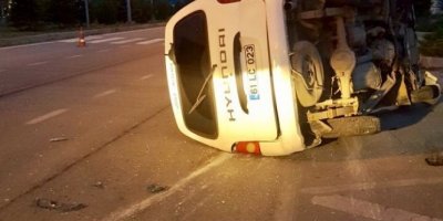Minibüs bariyerlere çarptı : 1 yaralı