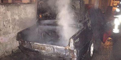 Yanan otomobil hurdaya döndü