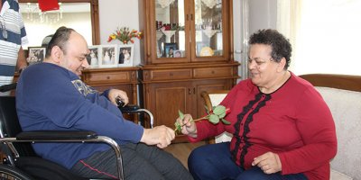 Engelli oğluna 44 yıldır özenle bakıyor