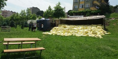 Freni boşalan tır parka yuvarlandı