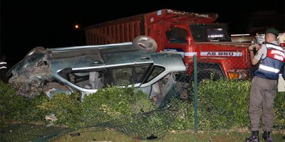 Otomobil kamyona çarptı: 1’i ağır 5 yaralı