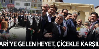 Hakkari’ye gelen heyet davul zurna ile karşılandı