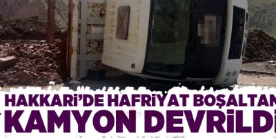 Hakkari’de hafriyat boşaltan kamyon devrildi